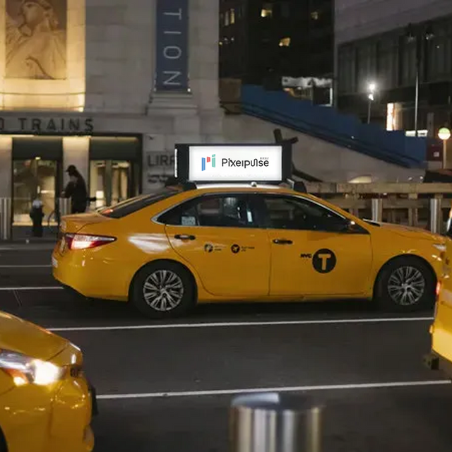 تاکسی تاکسی LED سقف اتومبیل در فضای باز را نمایش می دهد