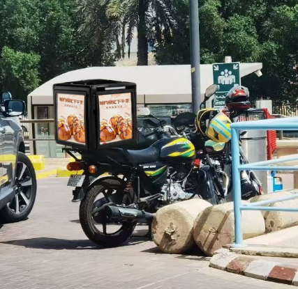 Pixelpulse Shenzhen Factory høj kvalitet 4G GPS udendørs fuldfarve motorcykel takeaway -leveringsbokse med LED -skærmbillede
